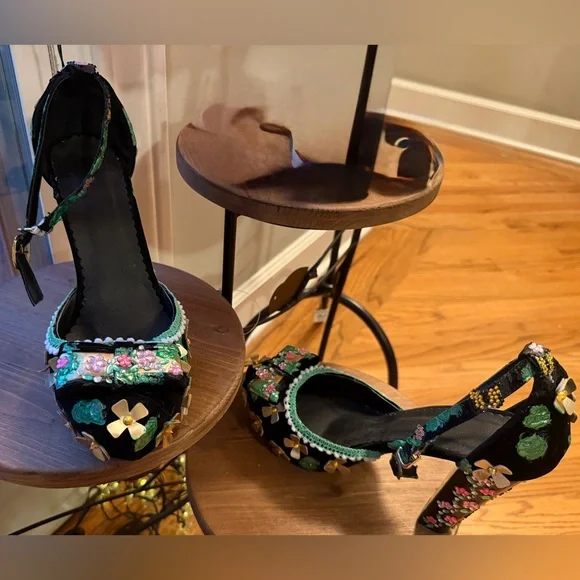 Elegant Black Floral Embellished Heels, size 41 - Picture 15 of 17